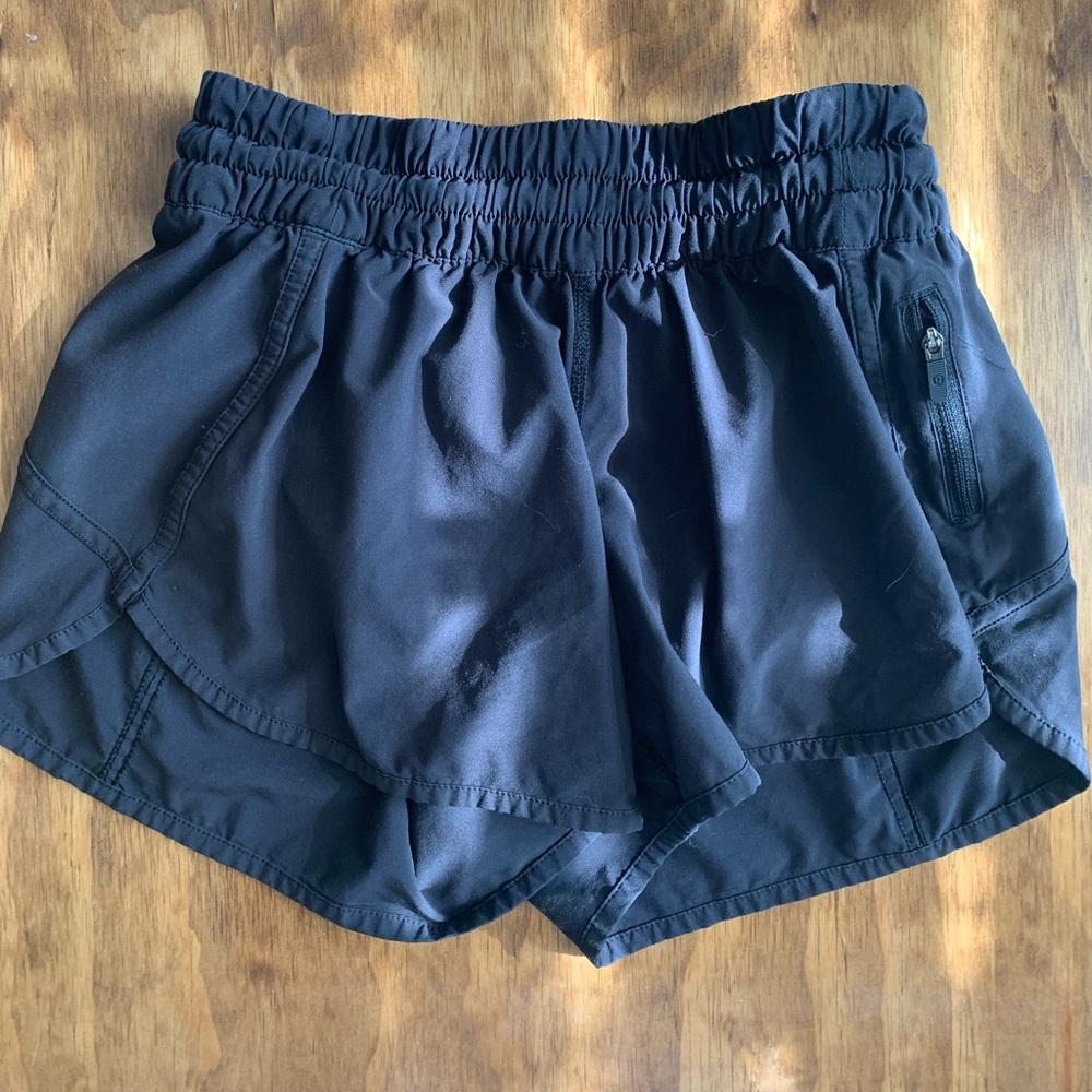 BLACK lululemom tracker shorts